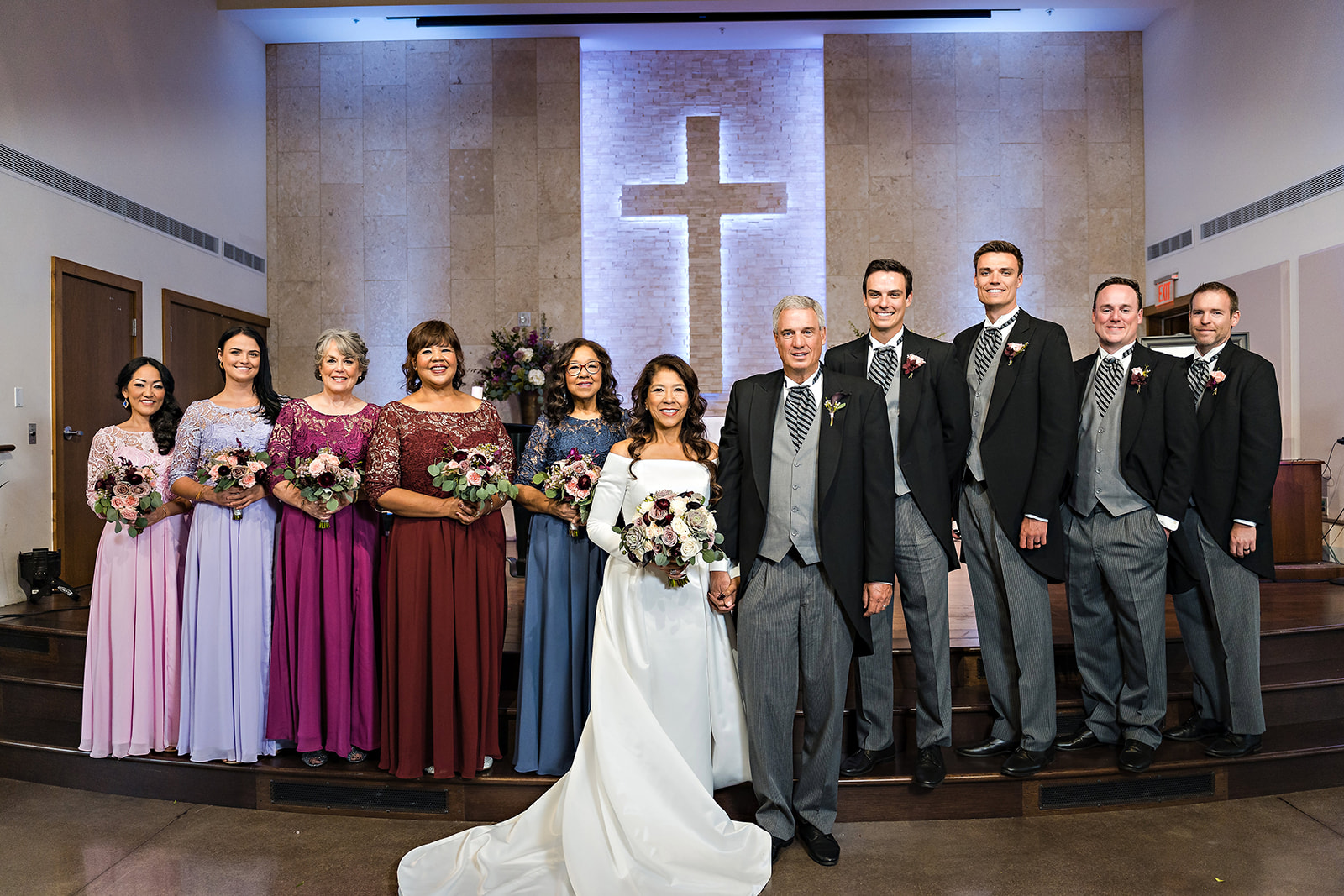 A wedding couple with bridesmaids and best men.