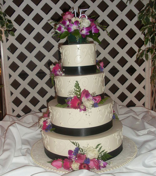 A beautifully decorated cake for a Quinceañera birthday celebration.